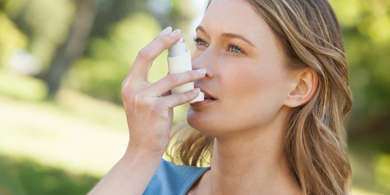 Frau mit Asthma