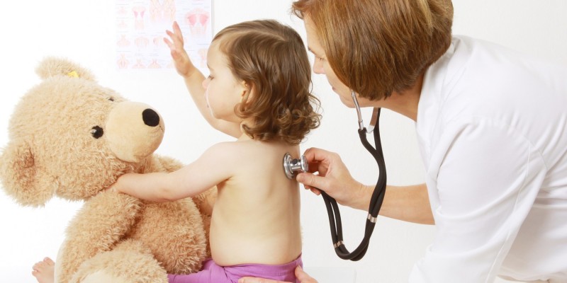 Untersuchung beim Kinderarzt