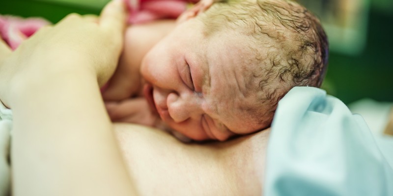 Infizierte Mütter können die Erkrankung bei der Geburt auf ihr Baby übertragen