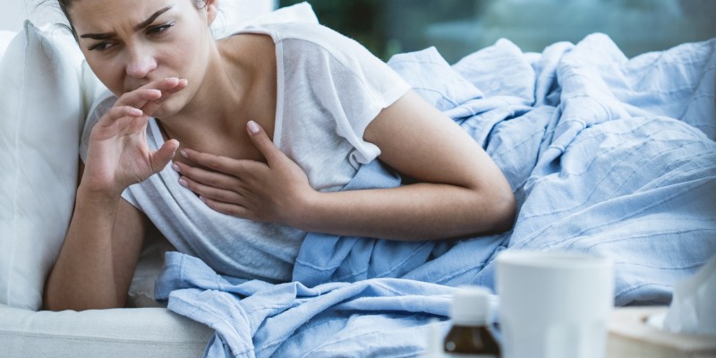 Husten und Fieber plagen den Erkrankten bei der bakteriellen Lungenentzündung