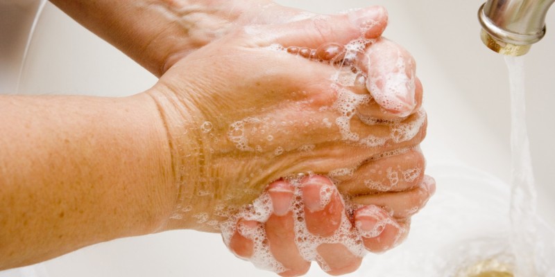 Nach Kontakt mit Erkrankten die Hände waschen