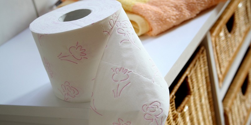 Toilettenpapier auf Badezimmerschrank