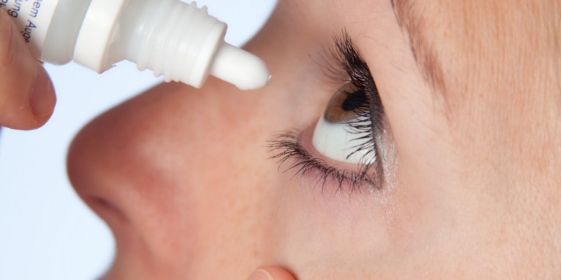 Behandlung mit Augentropfen