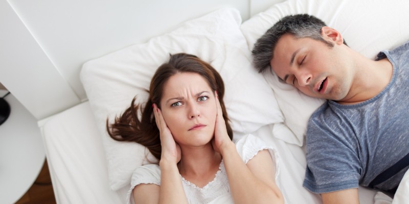 Schnarchen wirkt sich negativ auf den Schlaf des Partners aus